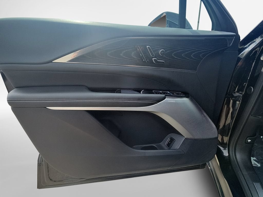 2024 Cadillac LYRIQ Luxury 2