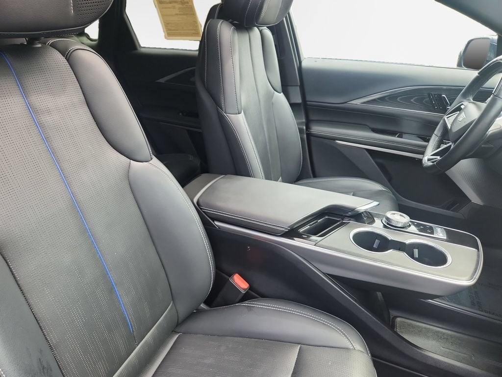 2024 Cadillac LYRIQ Luxury 2