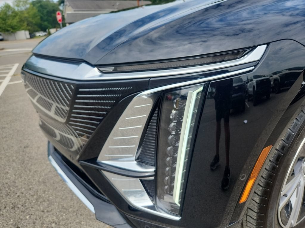2024 Cadillac LYRIQ Luxury 2
