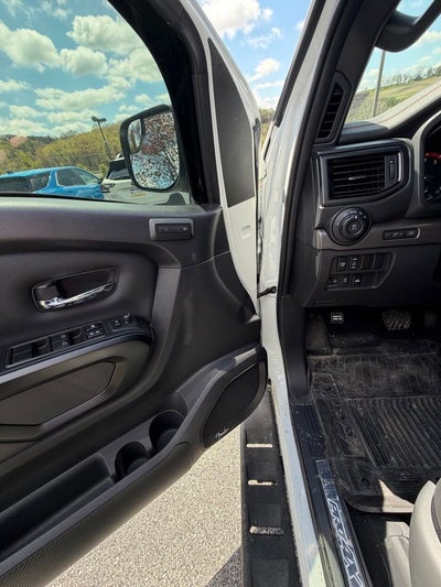 2024 Nissan TITAN Crew Cab PRO-4X 4x4