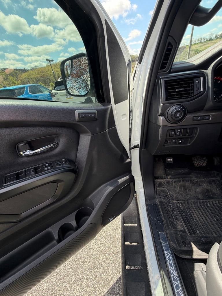 2024 Nissan TITAN Crew Cab PRO-4X 4x4