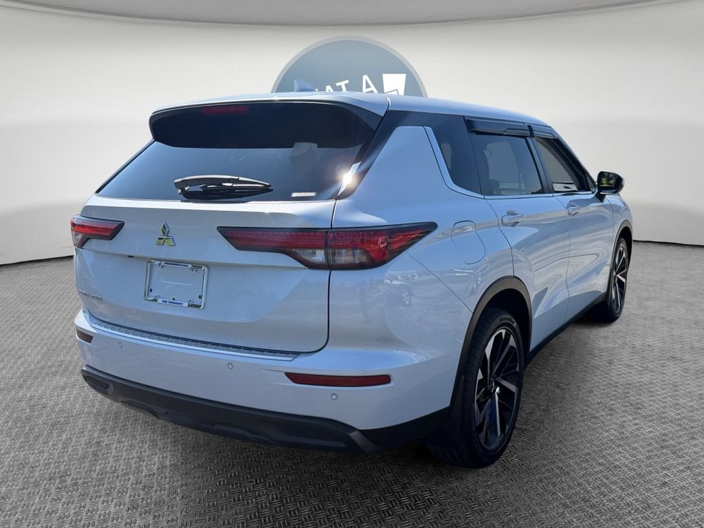 2022 Mitsubishi Outlander ES