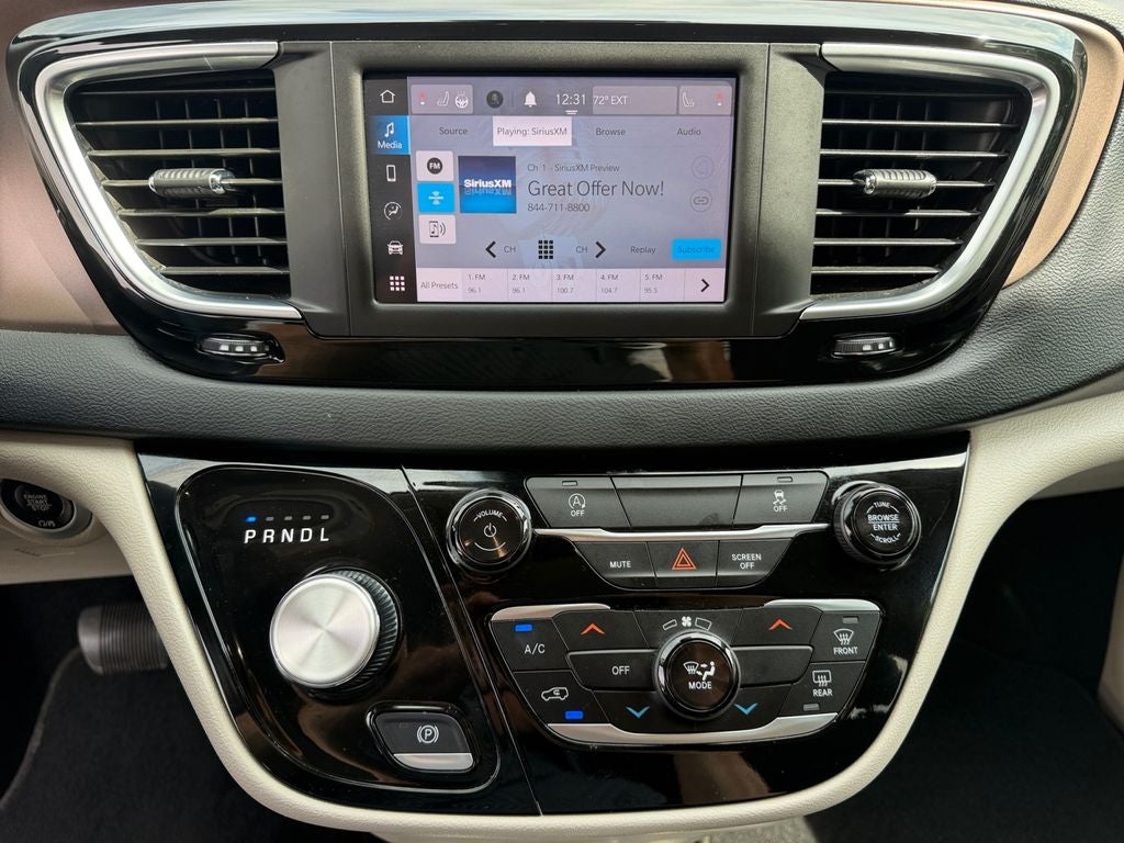 2023 Chrysler Voyager LX