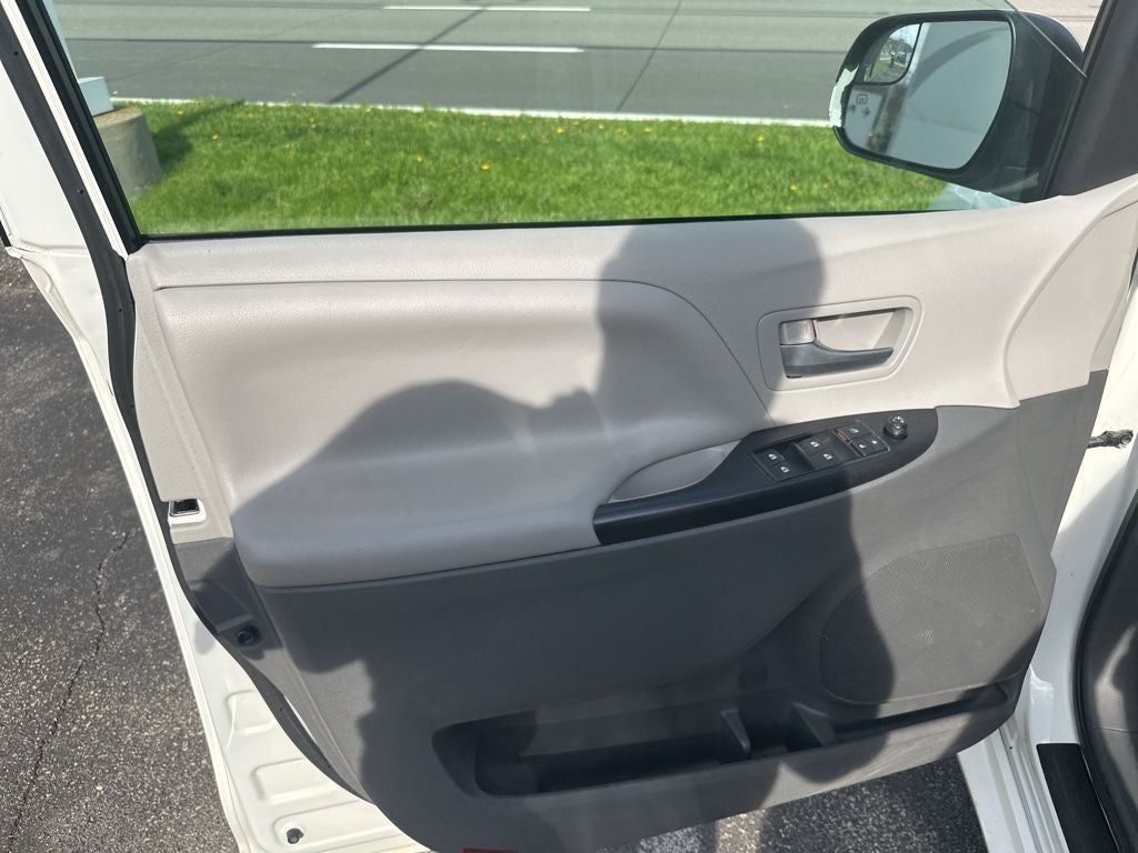 2017 Toyota SIENNA LE 3.5L LE 8 Passenger