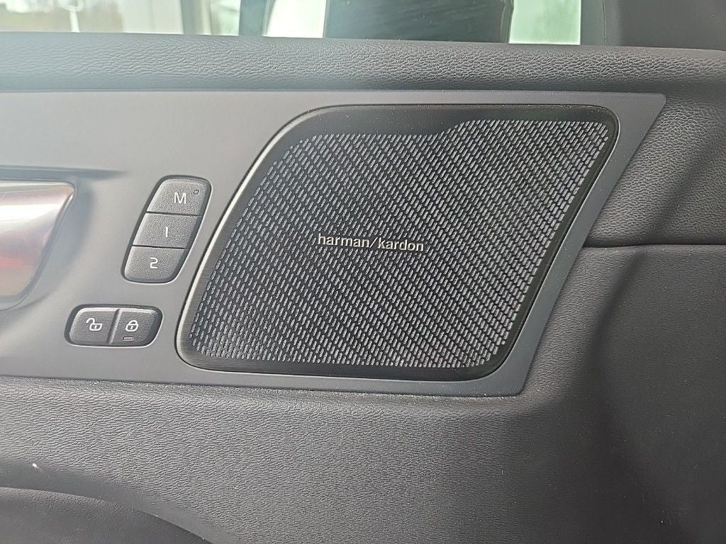 2023 Volvo XC60 Ultimate DARK THEME