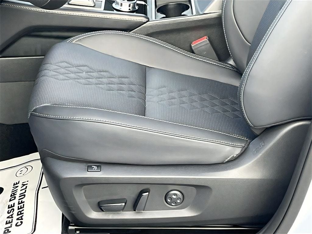 2025 Mitsubishi Outlander PHEV Base