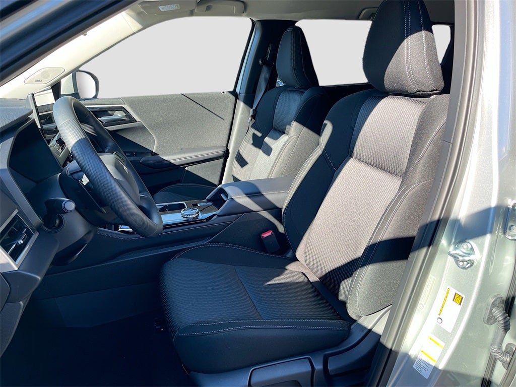 2025 Mitsubishi Outlander ES