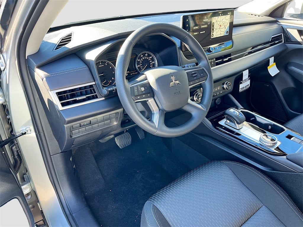 2025 Mitsubishi Outlander ES