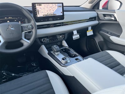 2025 Mitsubishi Outlander SE Tech Package