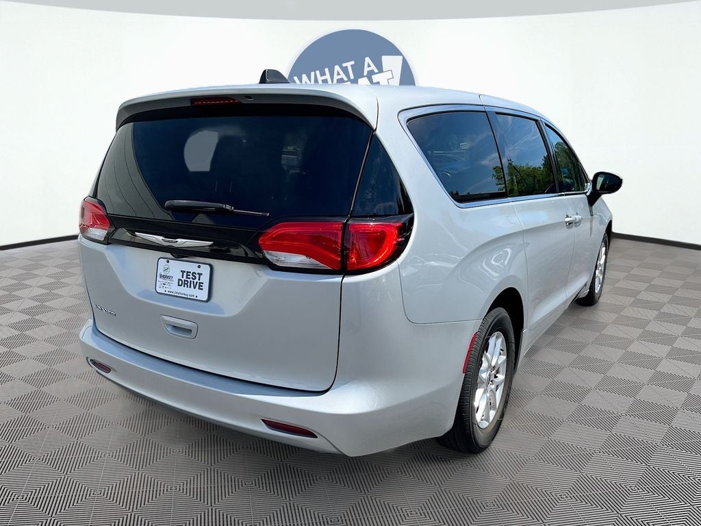 2023 Chrysler Voyager LX