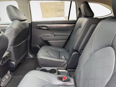 2026 Toyota Highlander Hybrid Platinum