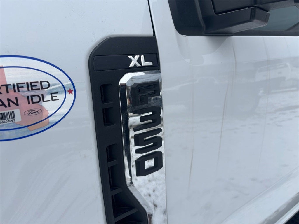 2026 Ford F-350SD XL DRW 4x4 / 6.7L Diesel / 60" CA Chassis