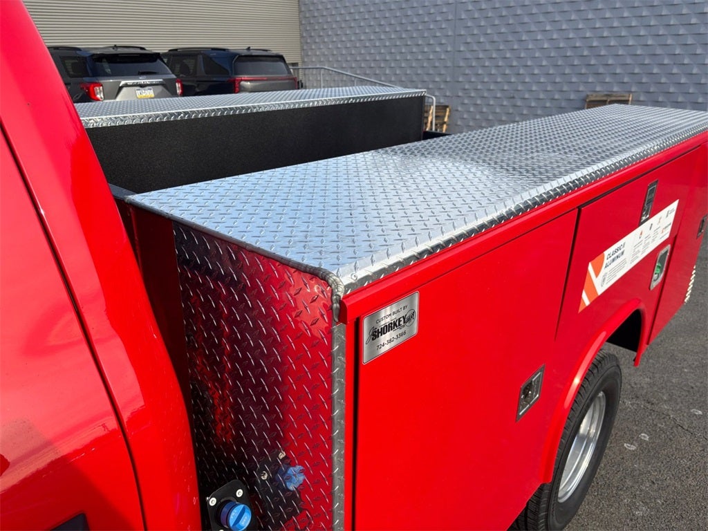 2026 Ford F-350SD XL DRW 4x4 / 6.7L Diesel / 9' Aluminum Service Body