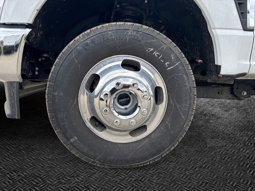 2026 Ford F-350SD XLT DRW 4x4 / 6.7L Diesel / 9' Service Body