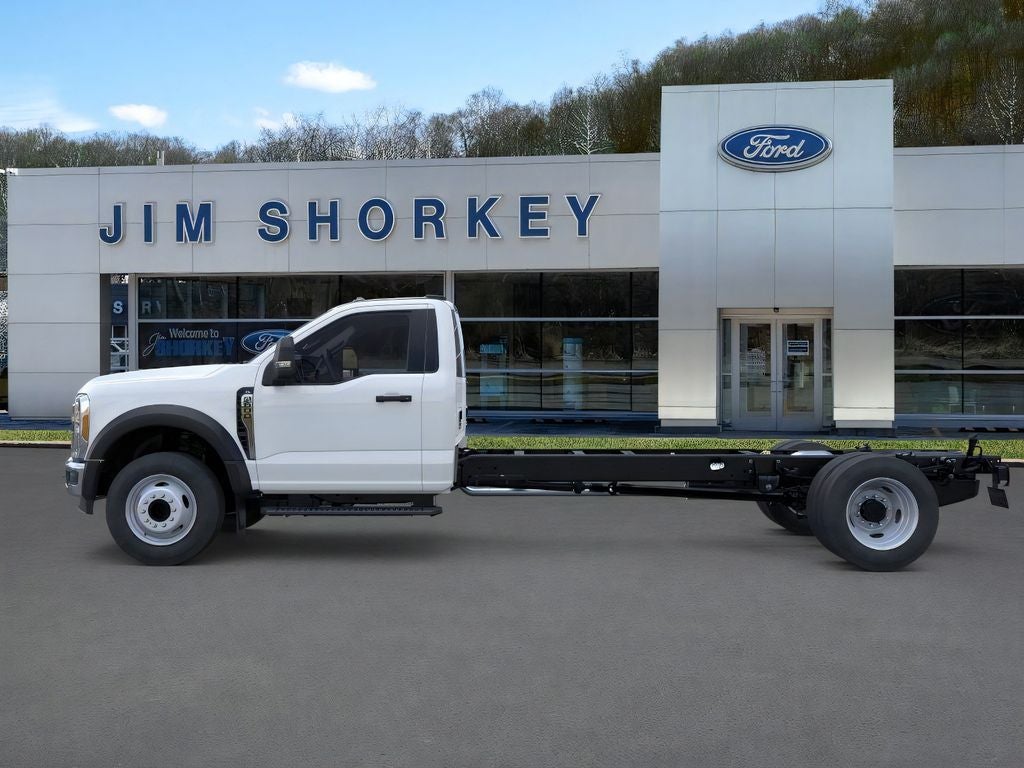 2026 Ford F-600SD XL DRW 4x2 / 7.3L V8 / 120" CA Chassis