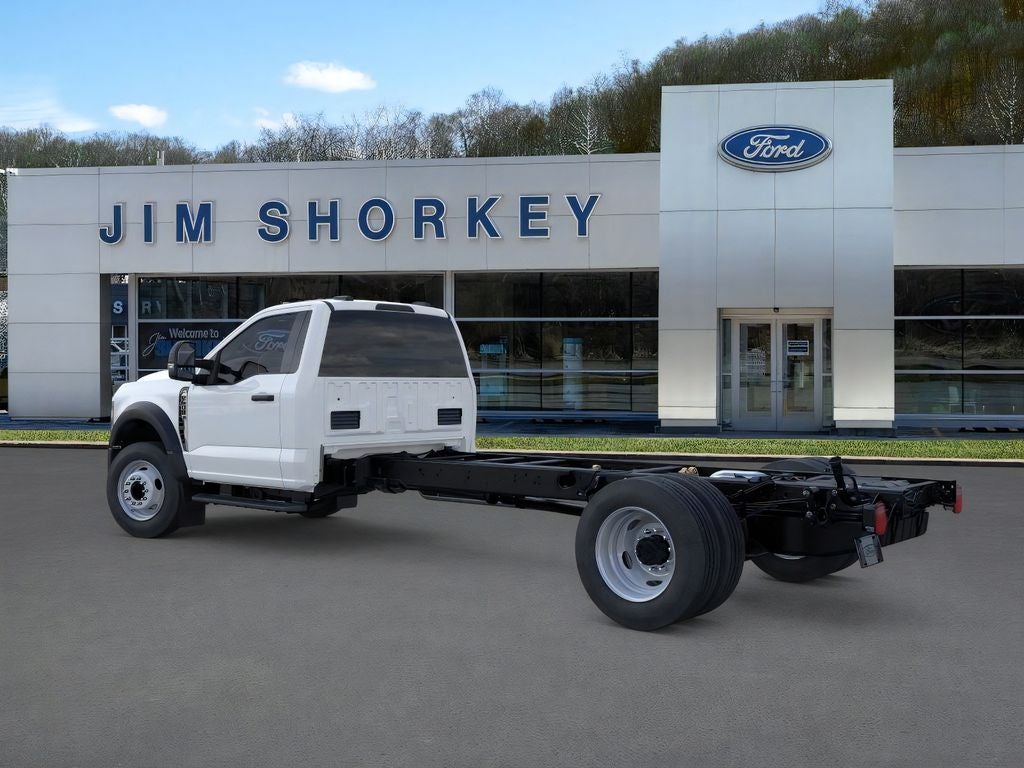 2026 Ford F-600SD XL DRW 4x2 / 7.3L V8 / 120" CA Chassis
