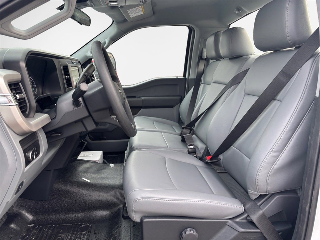 2026 Ford F-600SD XL DRW 4x2 / 7.3L V8 / 120" CA Chassis