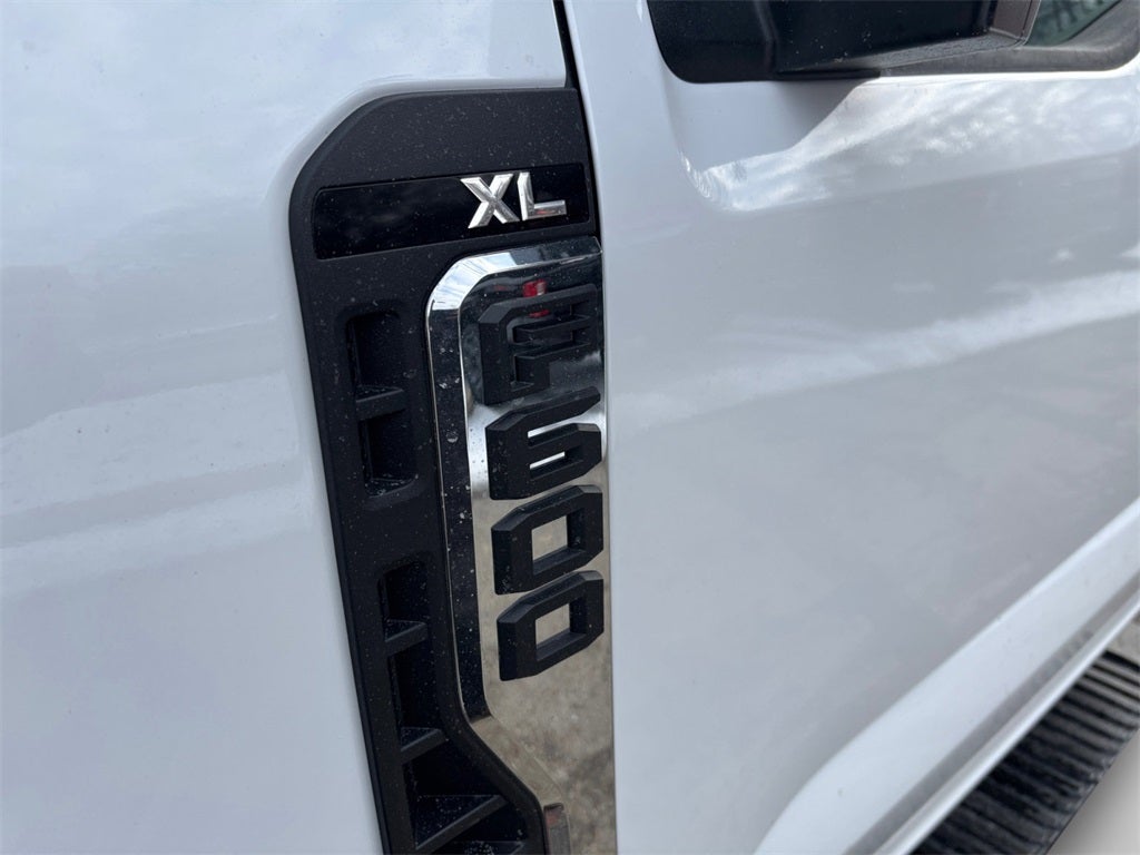 2026 Ford F-600SD XL DRW 4x2 / 7.3L V8 / 120" CA Chassis