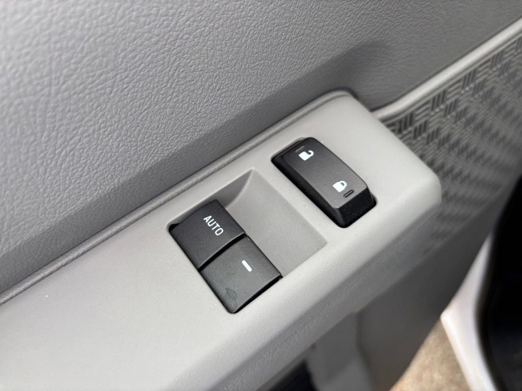 2026 Ford E-350SD Base Cutaway DRW / 7.3L V8 / 12' Workport