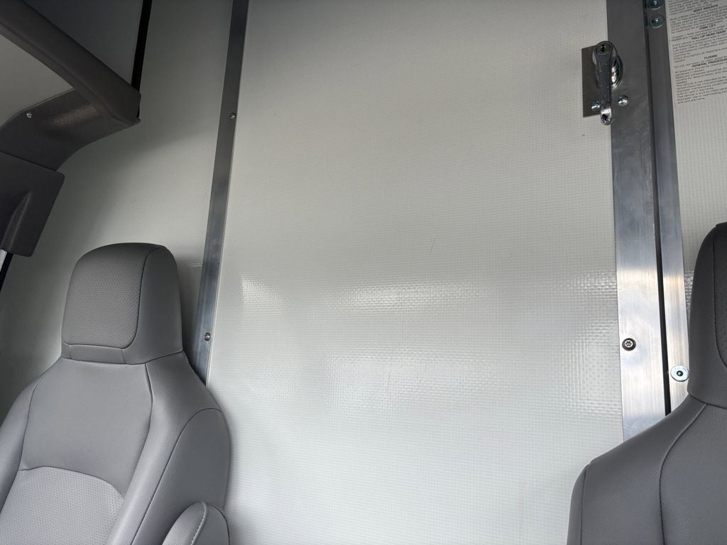 2026 Ford E-350SD Base Cutaway DRW / 7.3L V8 / 12' Workport