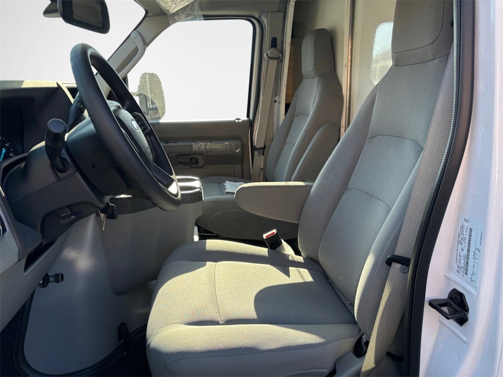 2026 Ford E-450SD Base DRW / 7.3L V8 / 16' Box w/Ramp