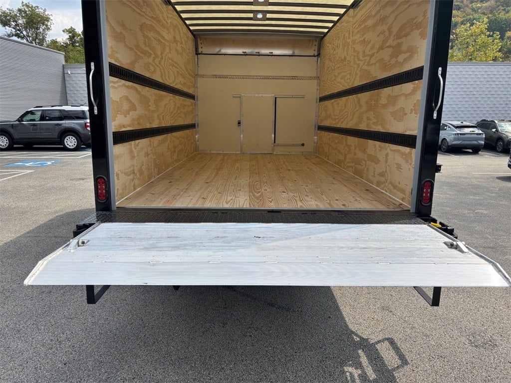 2026 Ford E-450SD Base DRW / 7.3L V8 / 16' Box w/Liftgate