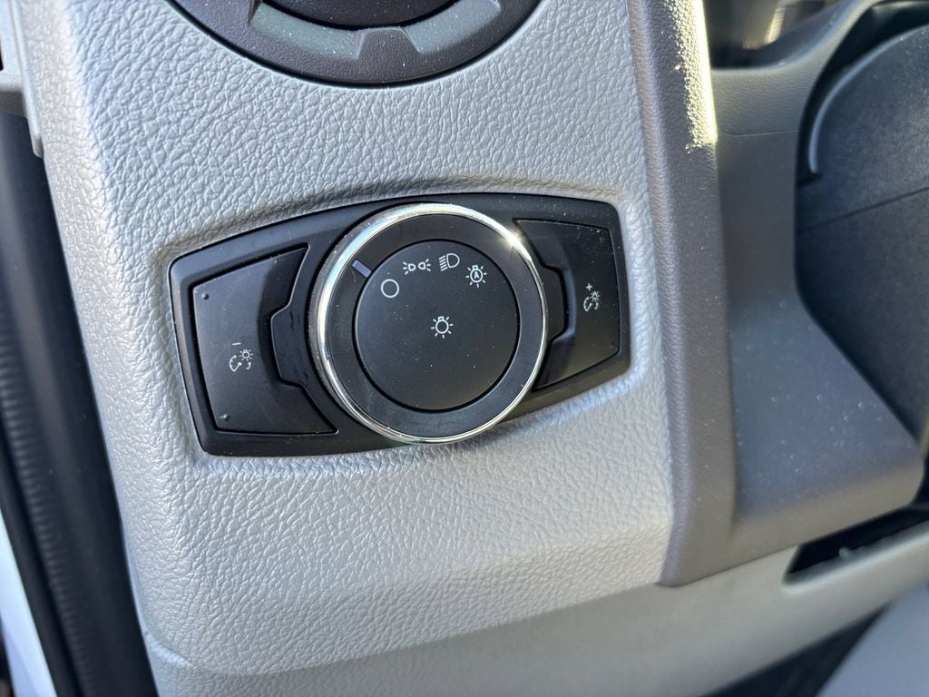 2026 Ford E-450SD Base DRW / 7.3L V8 / 16' Box w/Liftgate