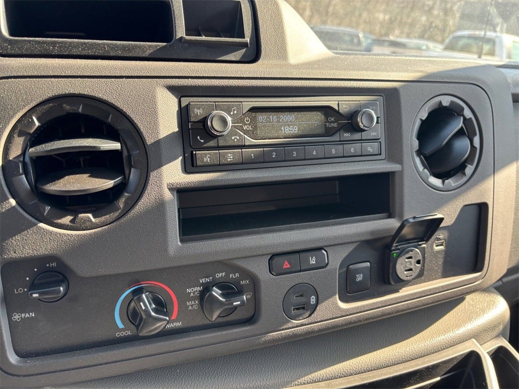 2026 Ford E-450SD Base DRW / 7.3L V8 / 16' Box w/Liftgate