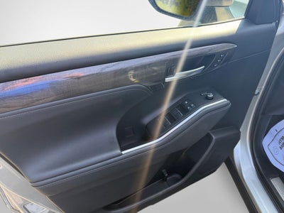 2023 Toyota Highlander Hybrid Platinum