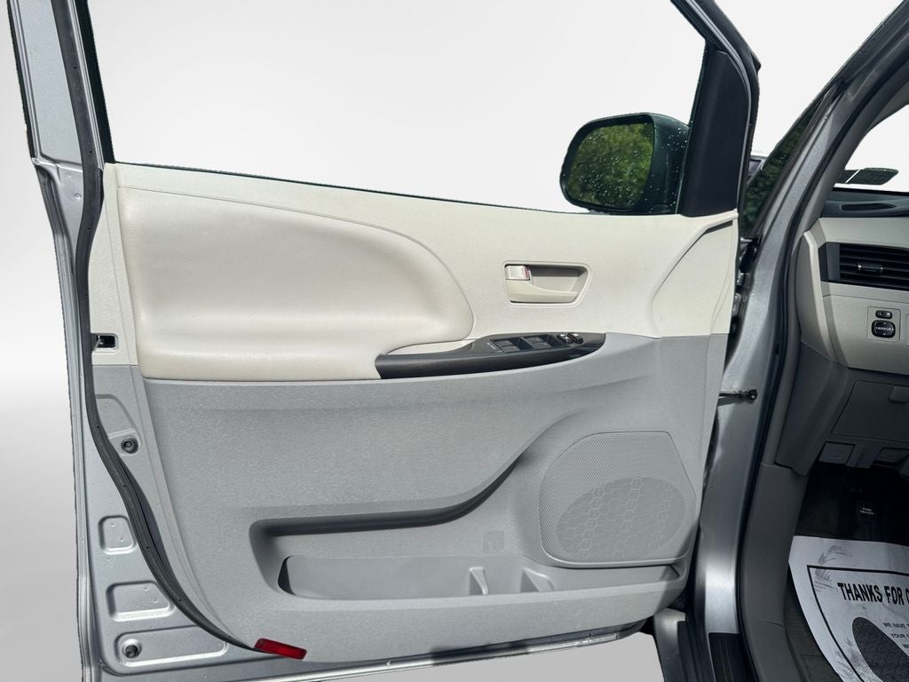 2013 Toyota Sienna LE 8 Passenger