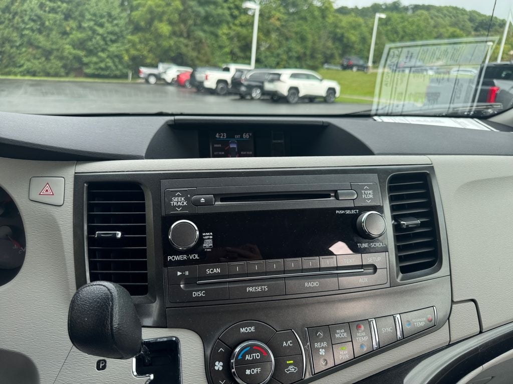 2013 Toyota Sienna LE 8 Passenger