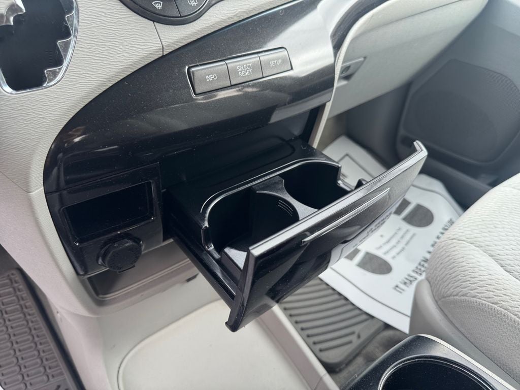 2013 Toyota Sienna LE 8 Passenger