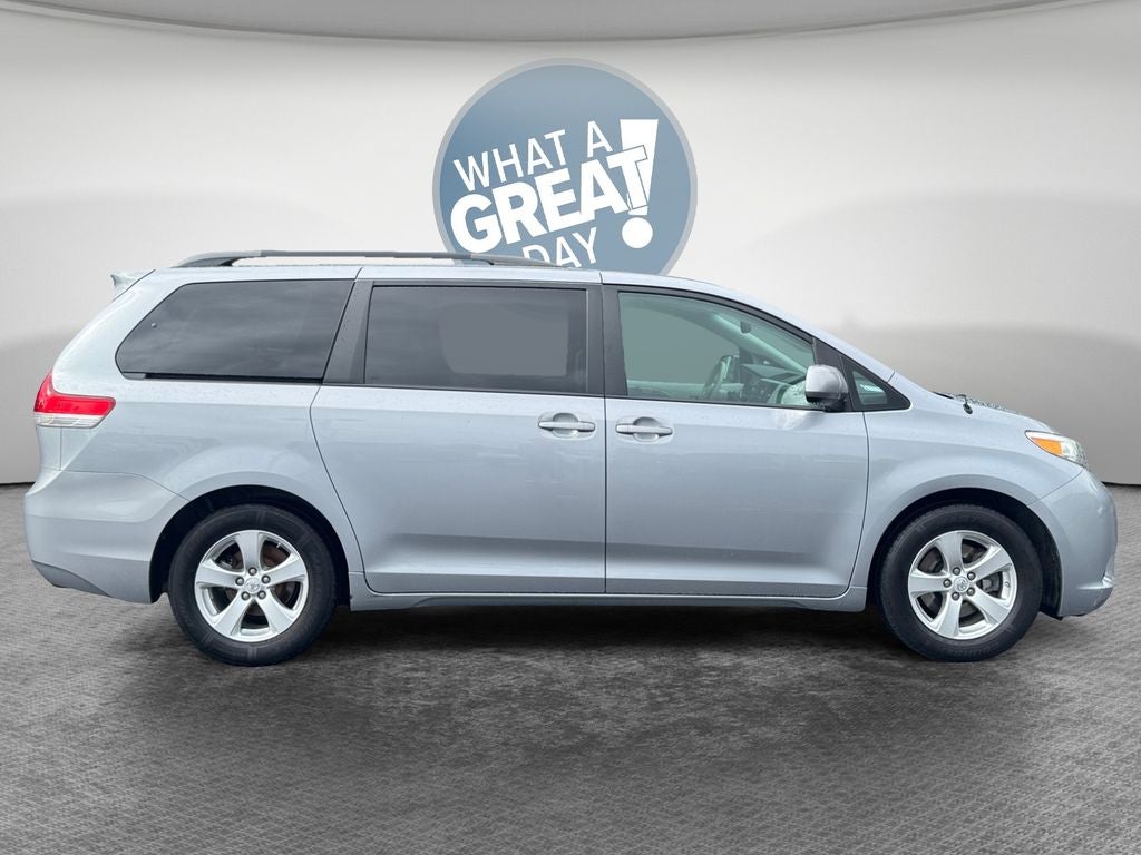 2013 Toyota Sienna LE 8 Passenger