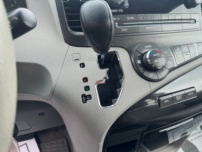 2013 Toyota Sienna LE 8 Passenger
