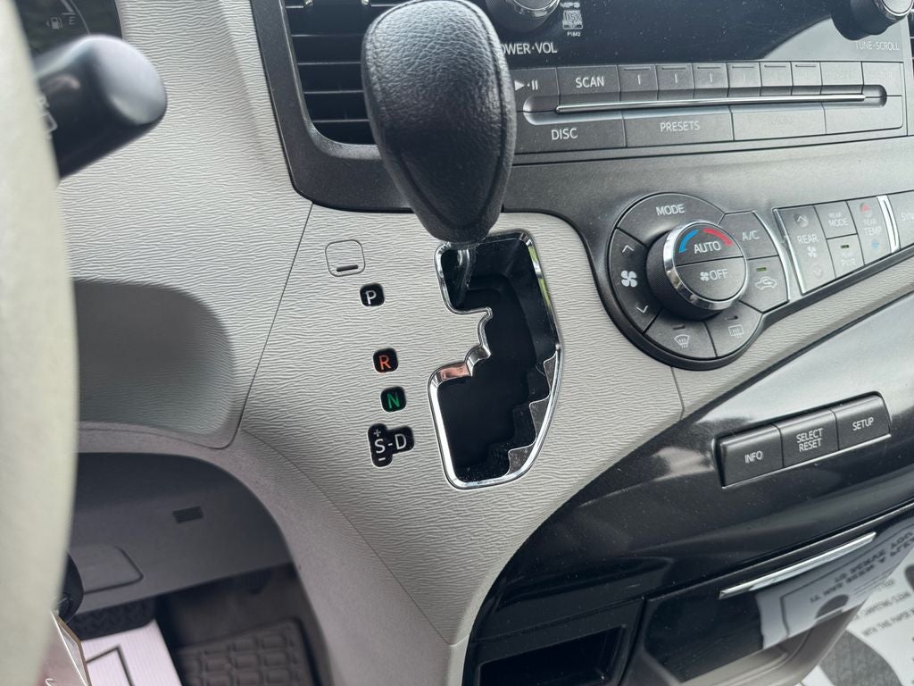 2013 Toyota Sienna LE 8 Passenger