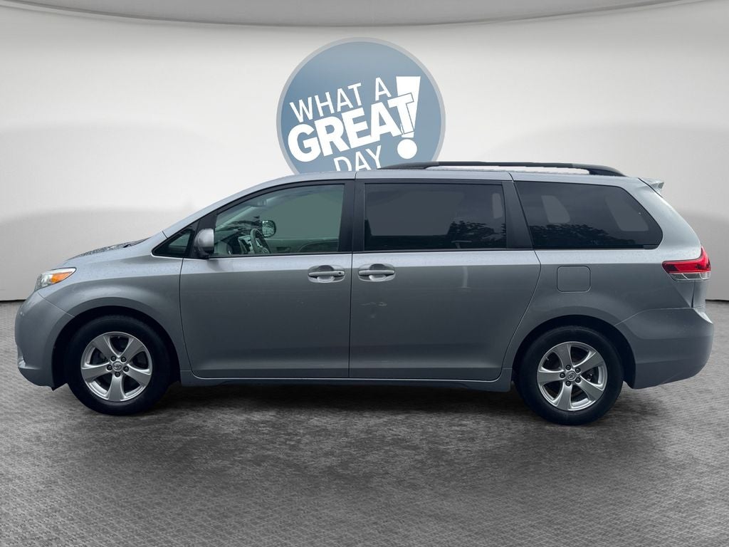 2013 Toyota Sienna LE 8 Passenger