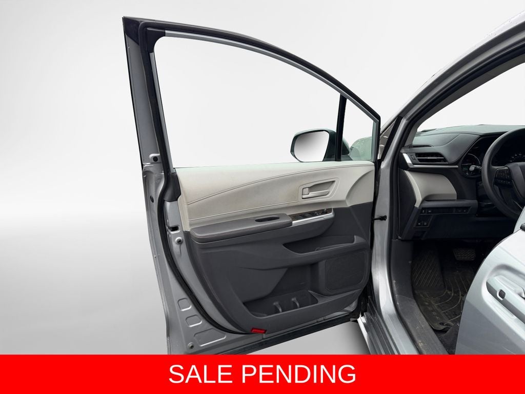 2022 Toyota Sienna LE 8 Passenger