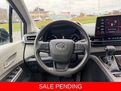 2022 Toyota Sienna LE 8 Passenger