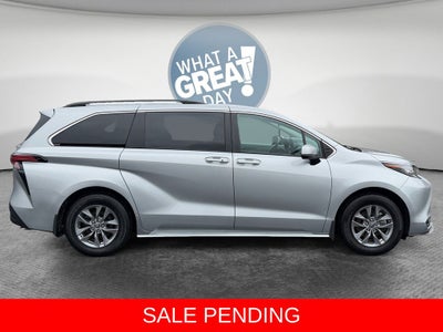 2022 Toyota Sienna LE 8 Passenger