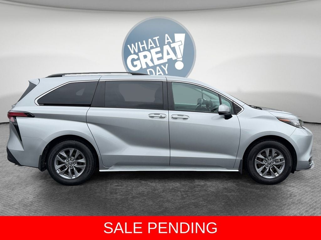 2022 Toyota Sienna LE 8 Passenger