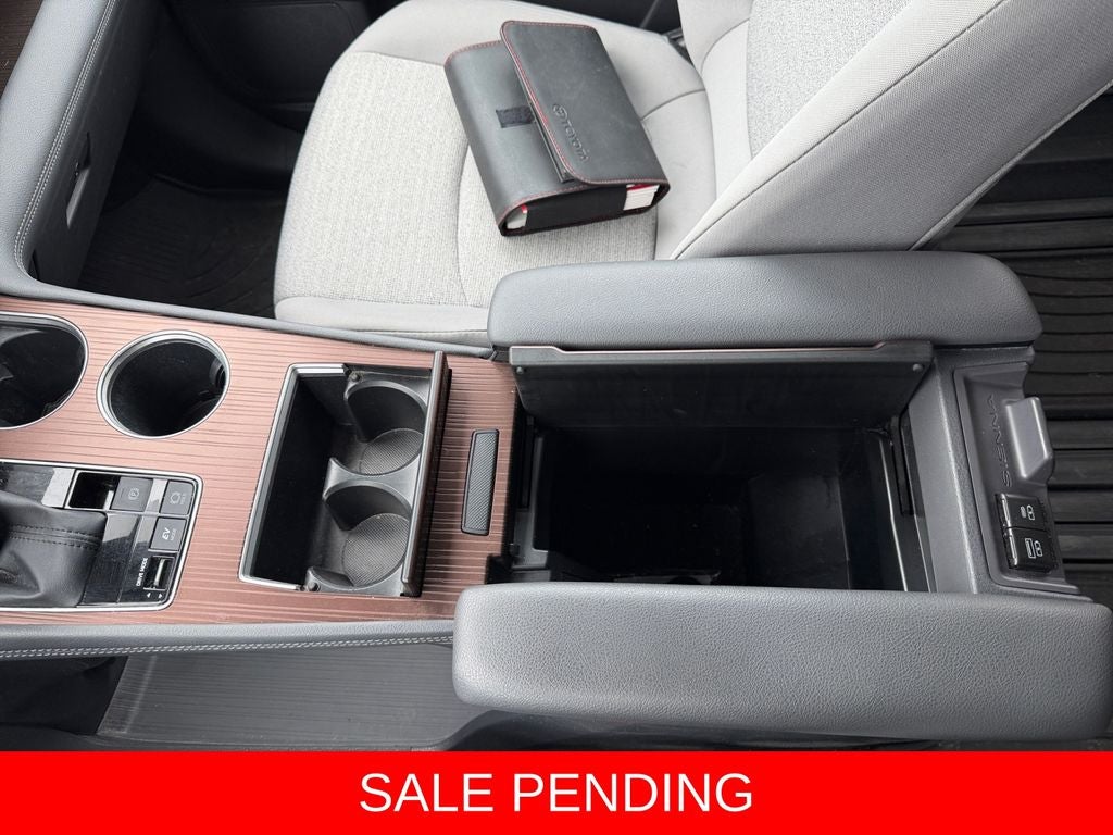 2022 Toyota Sienna LE 8 Passenger