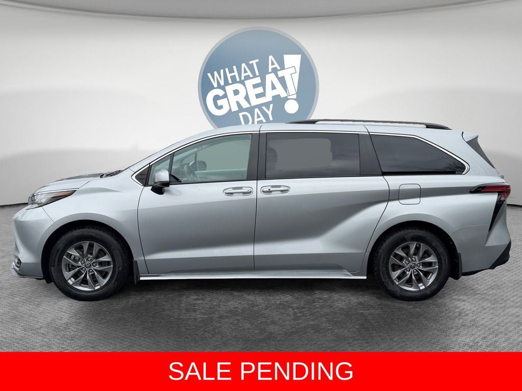 2022 Toyota Sienna LE 8 Passenger