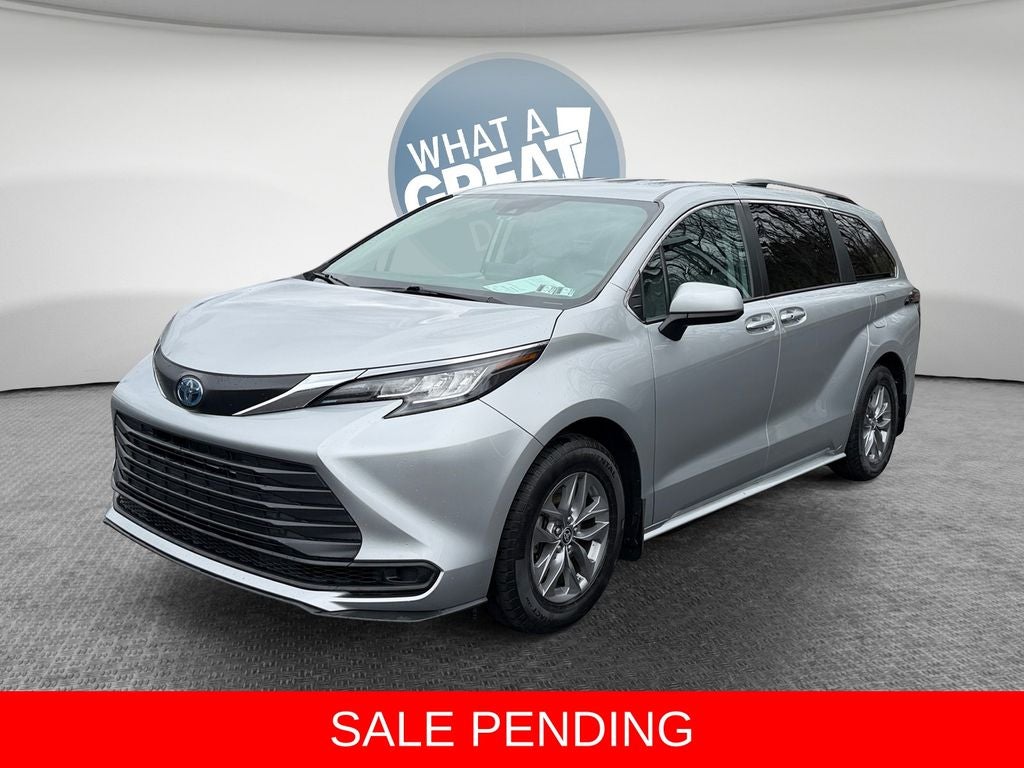 2022 Toyota Sienna LE 8 Passenger