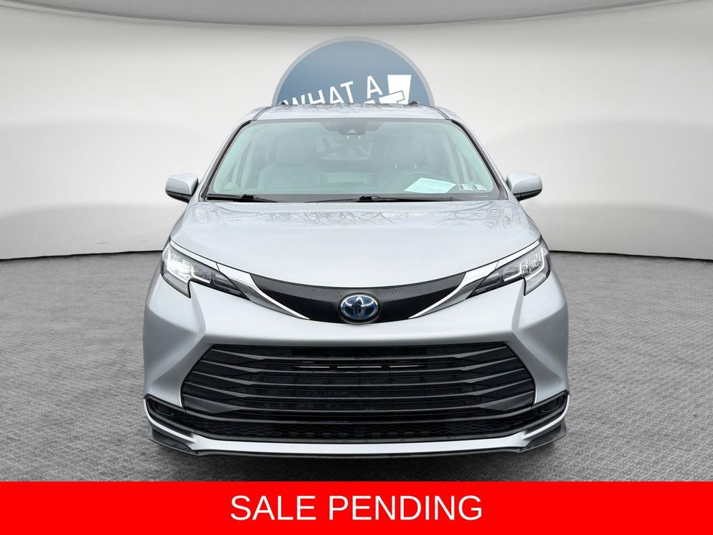 2022 Toyota Sienna LE 8 Passenger