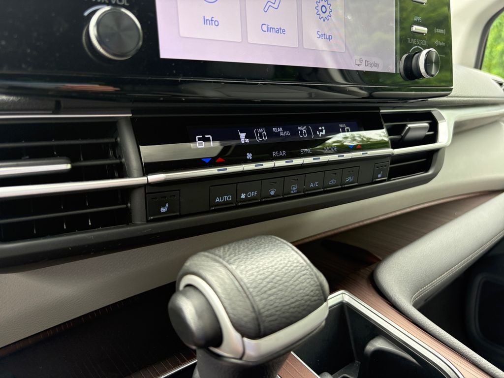2022 Toyota Sienna XLE 8 Passenger