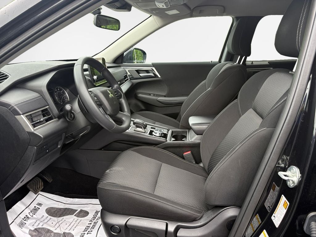 2024 Mitsubishi Outlander ES