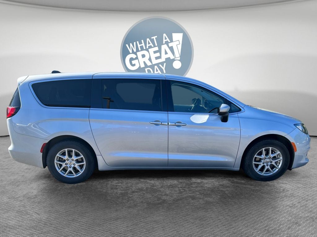 2023 Chrysler Voyager LX