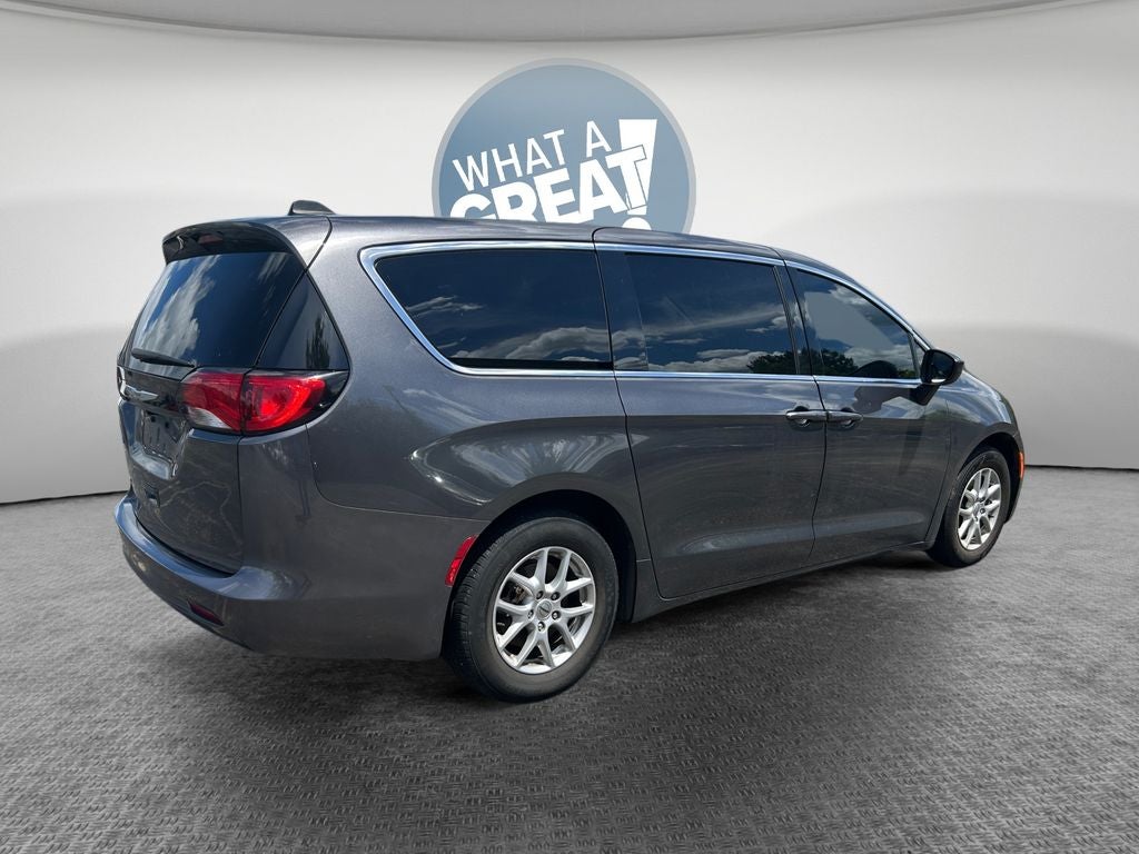 2023 Chrysler Voyager LX
