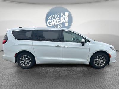 2022 Chrysler Voyager LX
