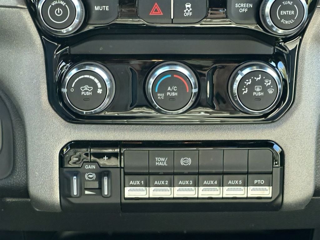 2026 RAM 3500 Tradesman DRW 4x4 / 6.7L Diesel / 60" CA Chassis